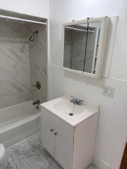 Building Photo - 526-14-1/2 S 14 1/2 St