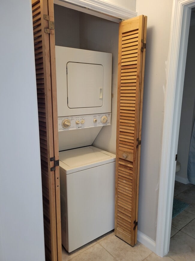 Building Photo - 222 Bristol Ct