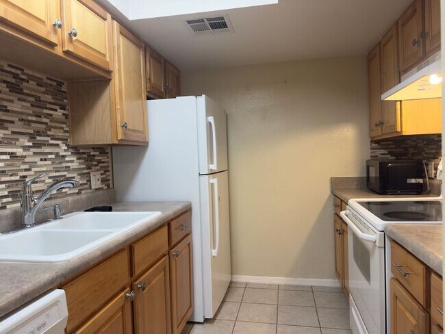 Building Photo - Sun-Drenched 1-Bedroom Condo in Central Tucson | Gated Community with Pool