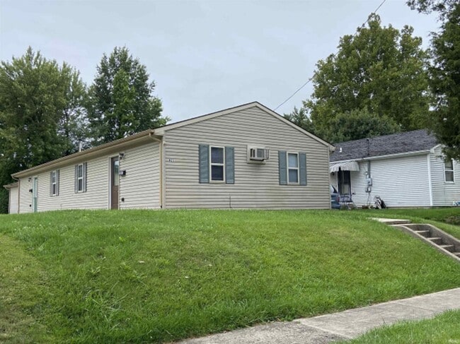 Building Photo - Duplex/ 2 -2 bedroom 1 bath with detached garage