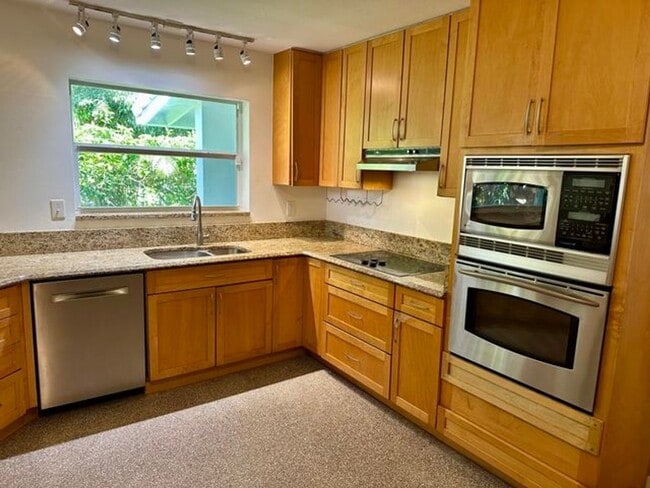 Building Photo - 212 Kings Lynn