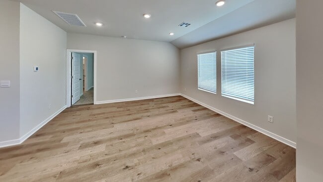 Building Photo - Very Nice 4 Bedroom 2 Bath Home in Yukon Schools