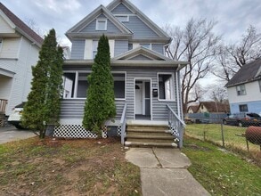 Building Photo - 4 Bedroom Single Family Home!