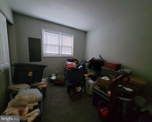 Building Photo - 302 Iris Rd