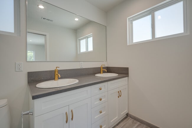 Building Photo - 2611 Hyperion Ave