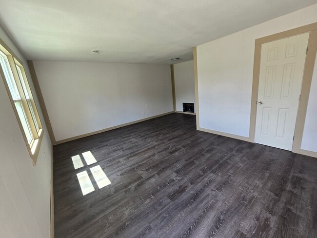 Building Photo - 2 bed 1 bath house!
