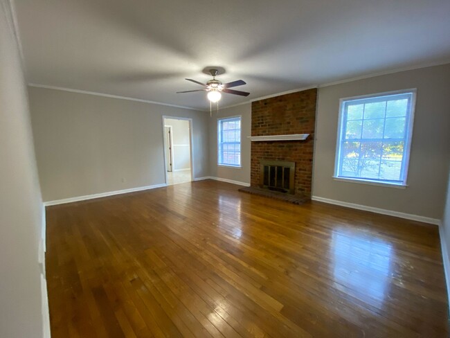 Building Photo - 5 bed, 2 bath home in East Memphis near Qu...