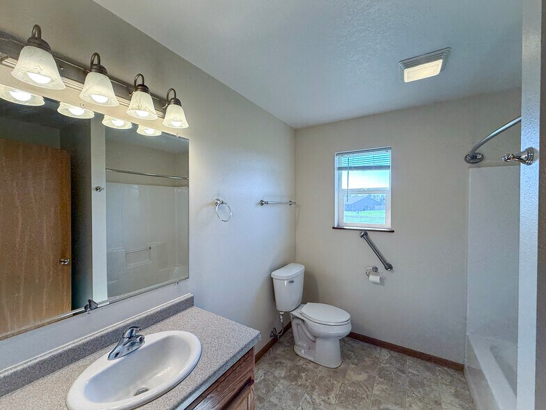 Building Photo - 13595 42nd Ave