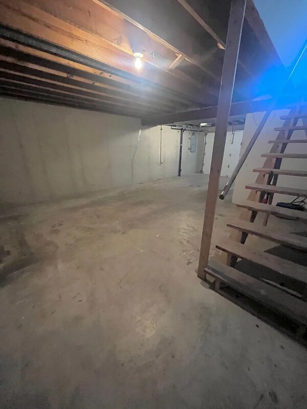Building Photo - 405 NE Highland Ln