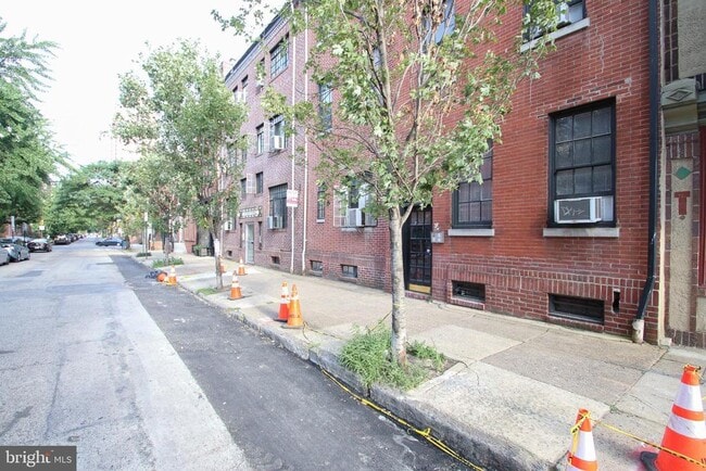Building Photo - 1616 Pine St