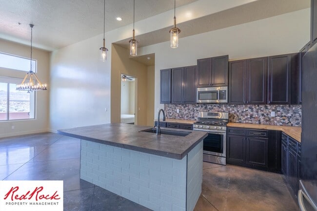 Building Photo - 4 Bedroom Luxury Home Near Sand Hollow