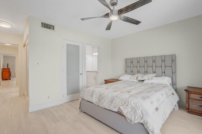 Building Photo - 584 SE 20th Ave