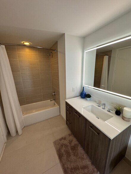 Bathroom Bathtub - 342 NE 35th St