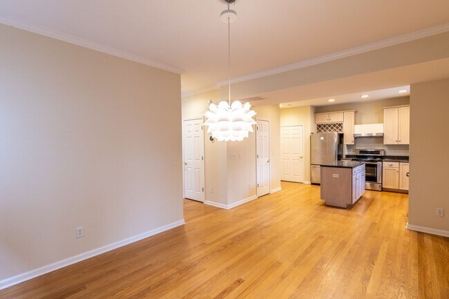 Building Photo - Single Family Home Minutes to DTWN/UVA Area