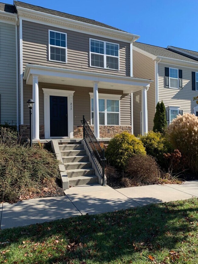 Building Photo - 3 Bedroom 2.5 Bath Townhouse 1 Car Garage