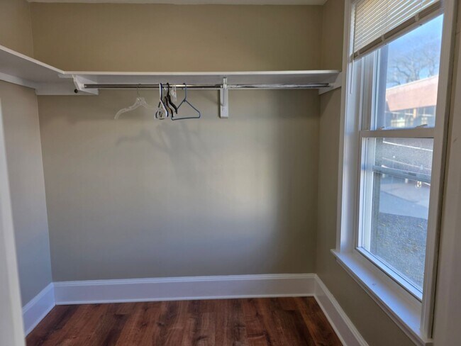 Building Photo - No Brokers Fee, In-Unit Laundry, Eat-in Kitchen, Large bedrooms, 3 Full Bathrooms