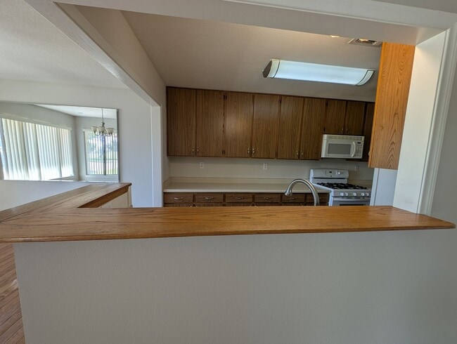 Building Photo - 27535 Lakeview Dr