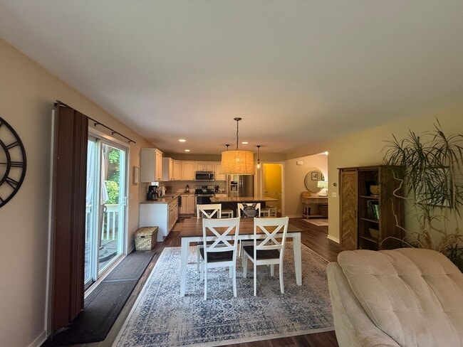 Building Photo - Welcome Home –  Beautiful 5 Bed/4 bath in ...
