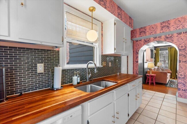 Building Photo - 1790 Lyndale Ave