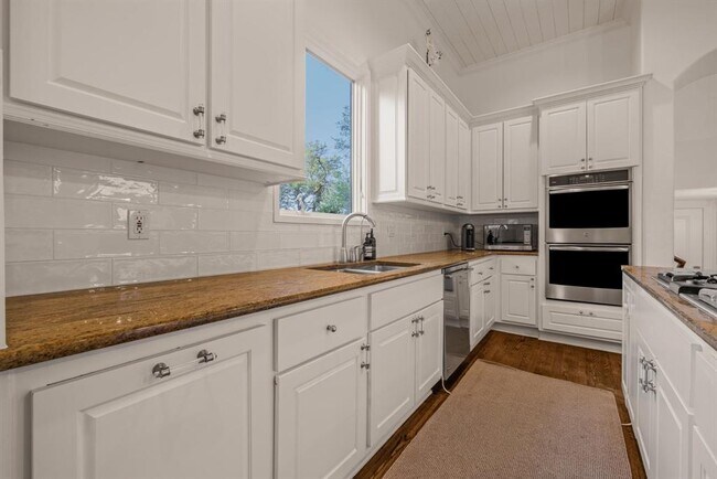 Building Photo - 2703 McCullough St