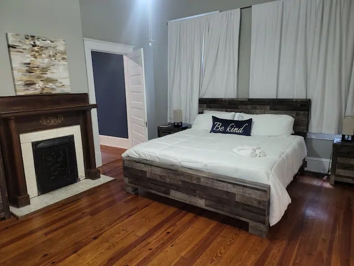 Building Photo - 200 Clisby Plz