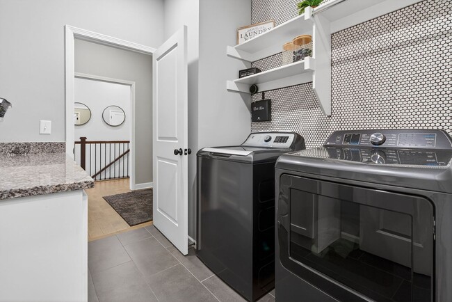 Building Photo - 4 Bed 3 Bath Home | Finished Basement, 2nd Kitchen, Private Backyard | Lee’s Summit