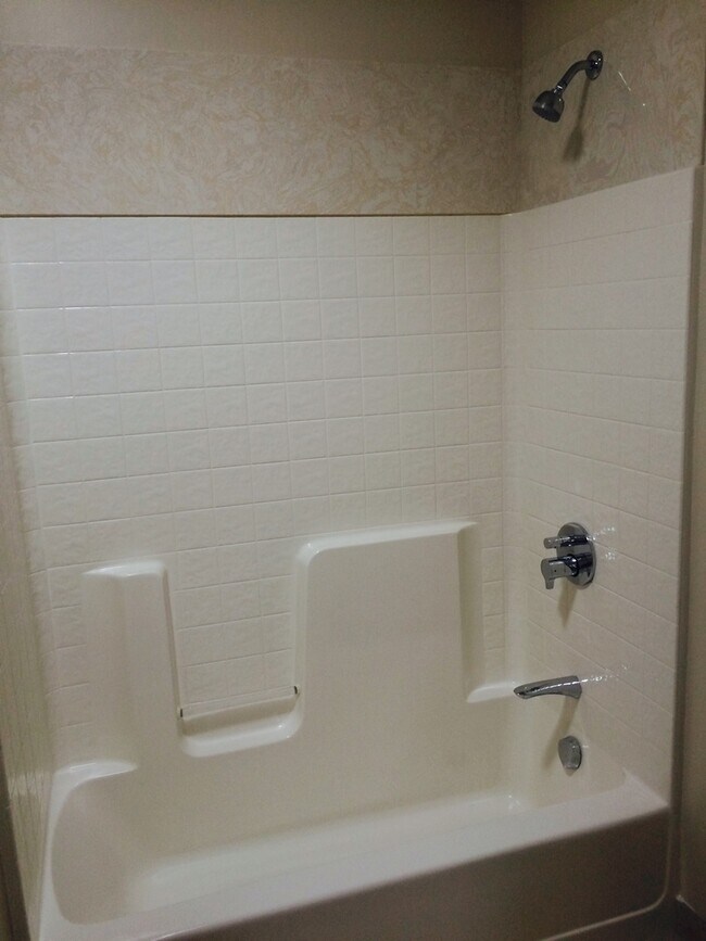 Building Photo - Updated 2 Bedroom, 1.5 Bathroom with Indoo...