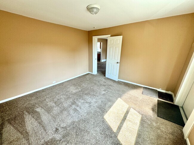 Building Photo - 335 James Ave SE