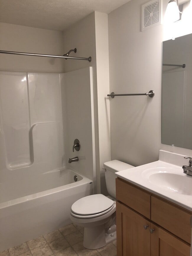 Building Photo - One Bedroom Garden Apartment