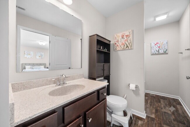 Building Photo - Amenity-Rich neighborhood!