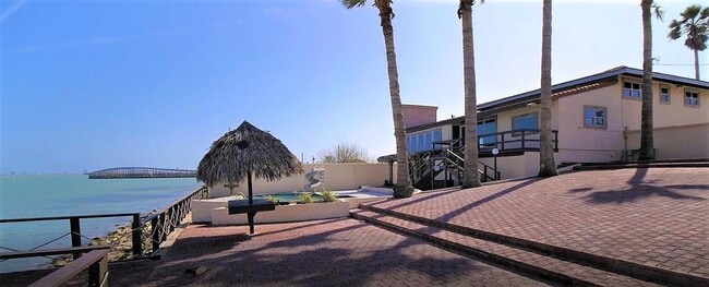 Building Photo - 602 N Shore Dr E