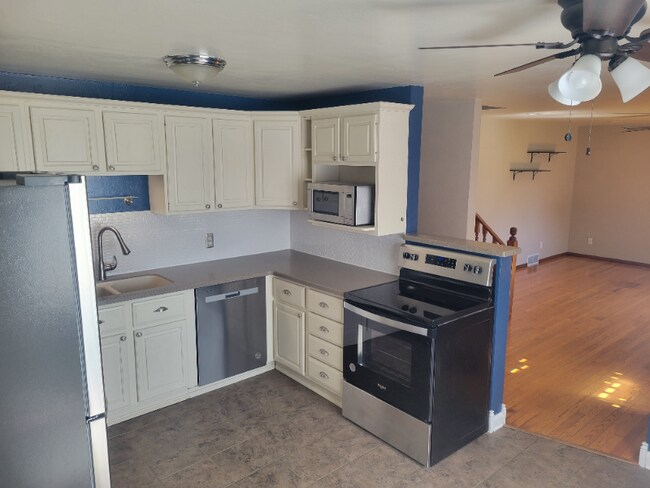 Building Photo - 991 Suburban Dr