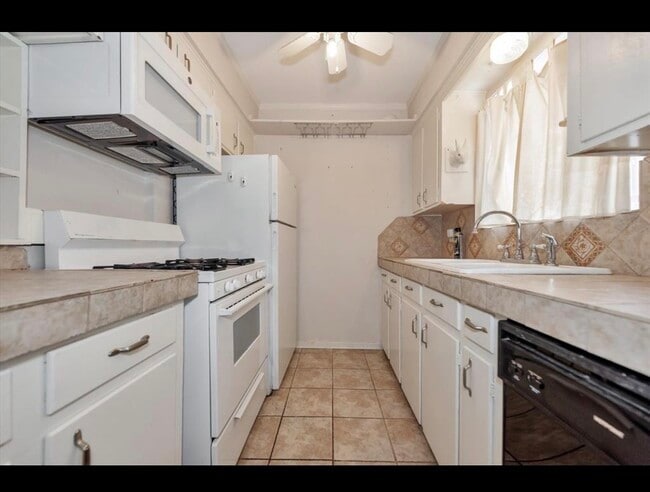 Building Photo - 10122 Shadow Wood Dr