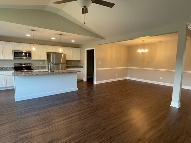 Building Photo - 131 The Island Dr