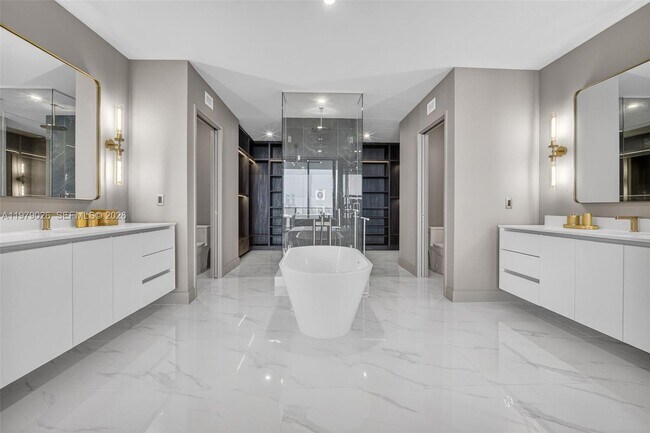 Building Photo - 700 NE 24th St