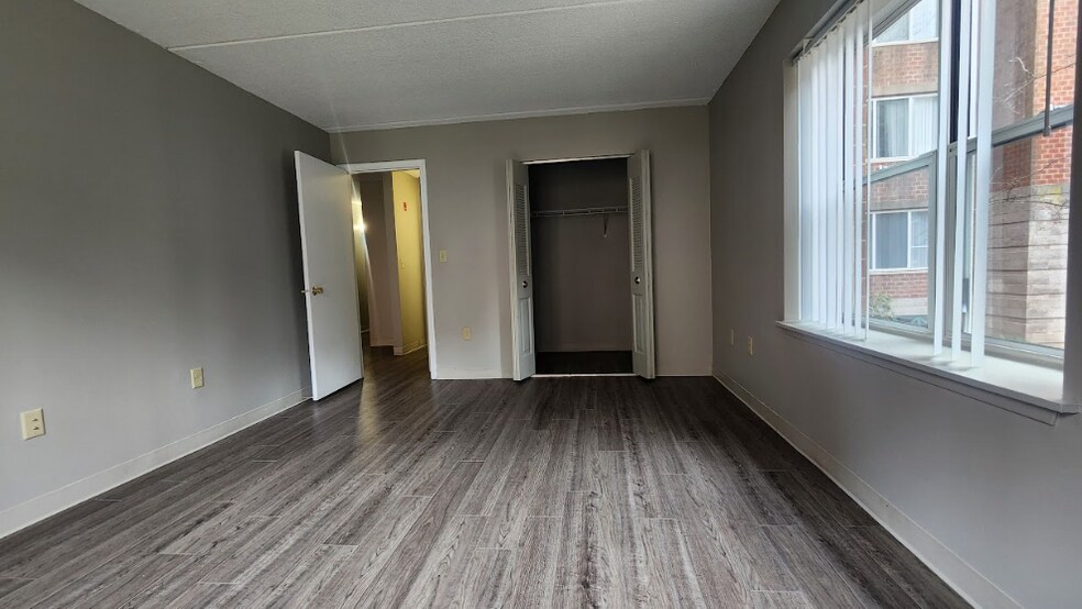 Building Photo - 1 S Point Dr