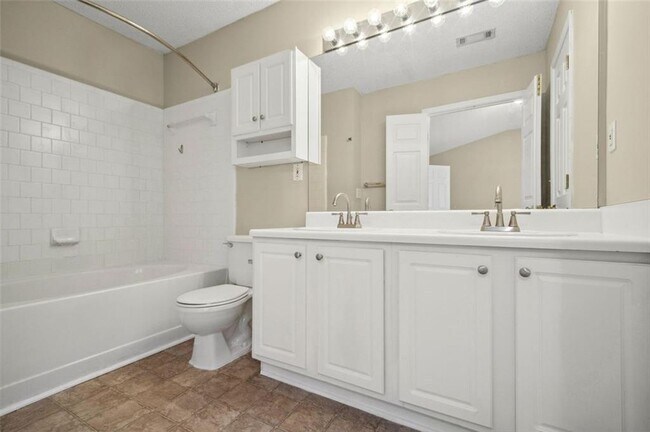 Building Photo - 14 Highoak Dr