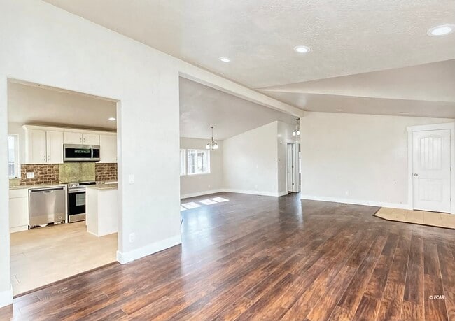 Building Photo - 2115 Villa Dr