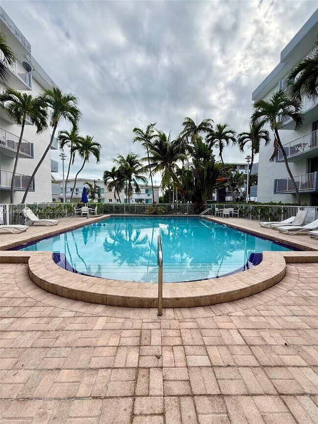 Building Photo - 1801 S Treasure Dr