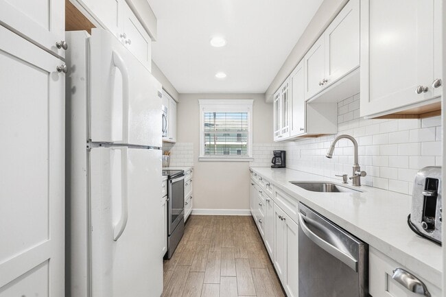 Building Photo - 2440 SW 22nd Ave