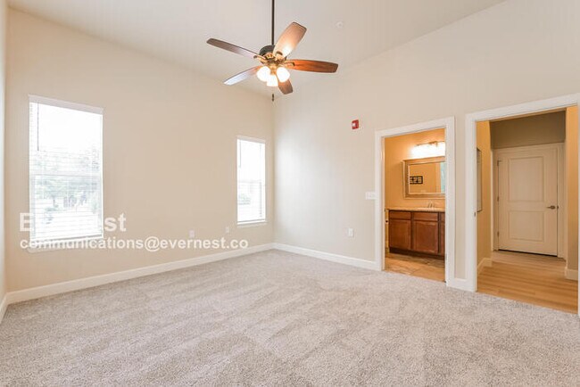 Building Photo - 305 Inverness Way S
