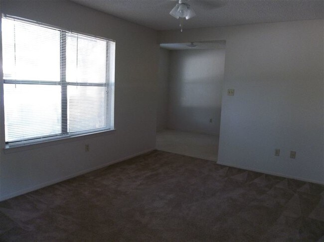 Building Photo - 2 br, 1 bath  - West Apartments