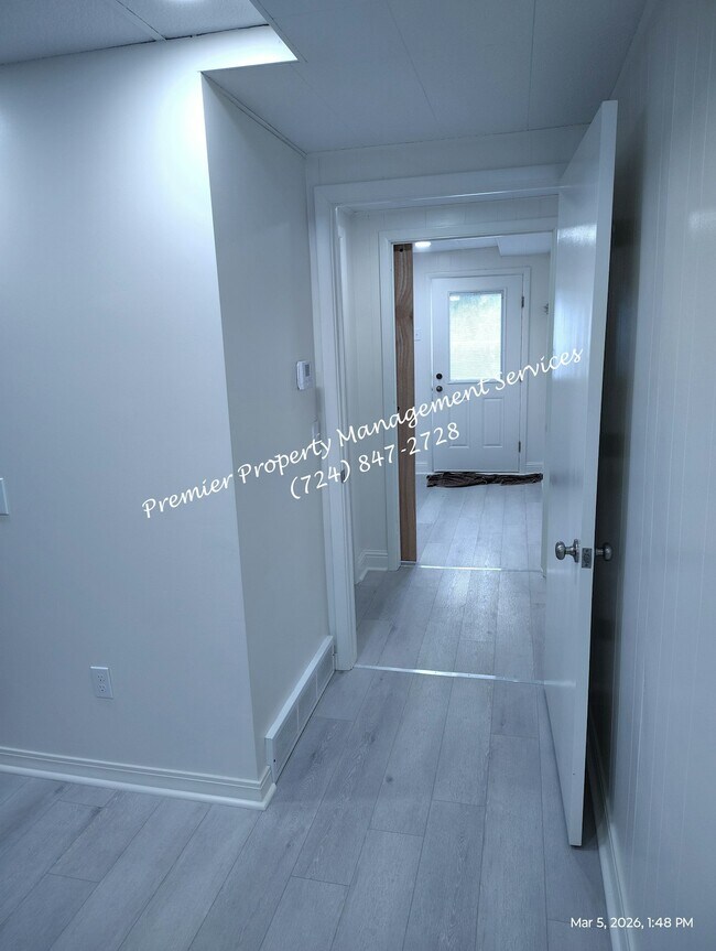 Building Photo - 906 Clyde St