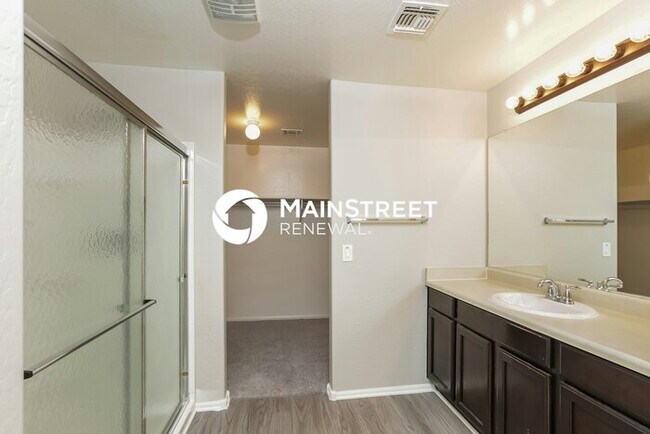 Building Photo - 4 Bedroom Pet-Friendly Home in Phoenix, AZ with Main Street Renewal