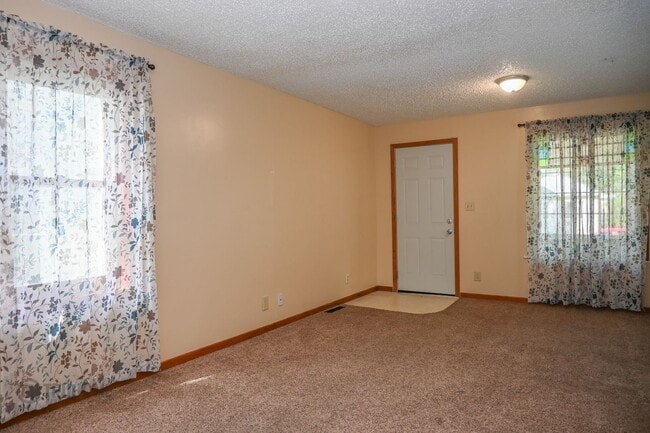 Building Photo - Charming 3 Bed 2 Bath Single Family Home f...