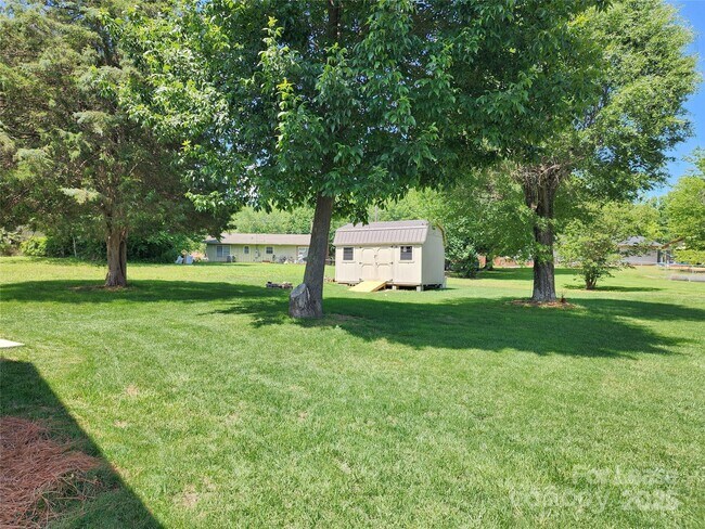 Building Photo - 1556 Kingston Dr