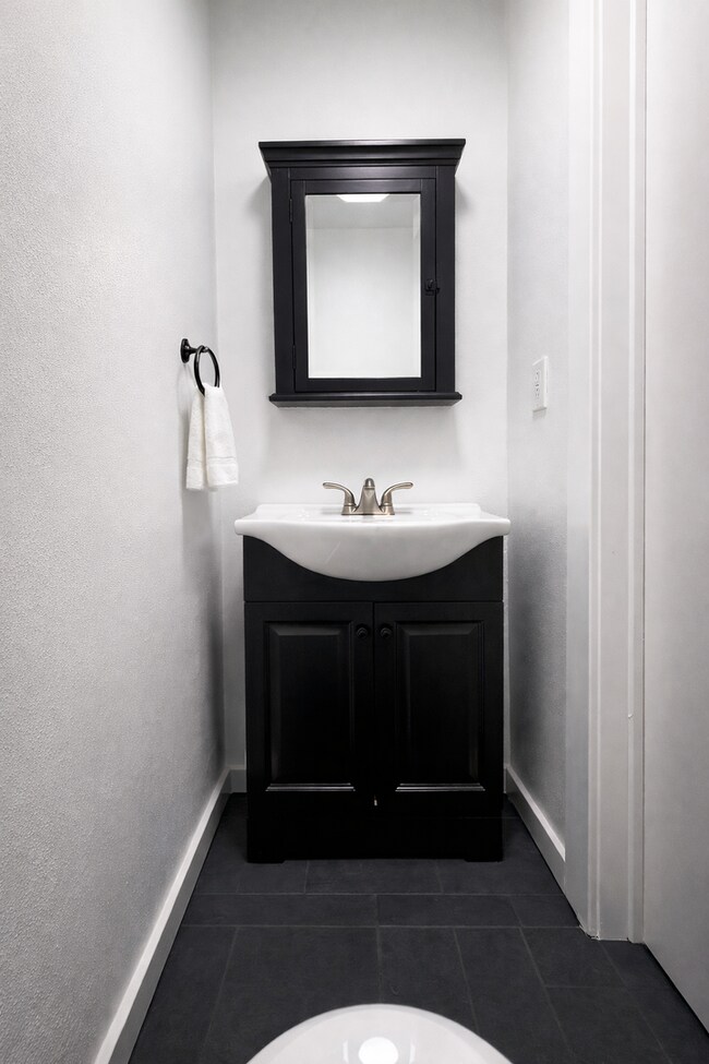 Building Photo - REMODELED HUGE BRIGHT 2400sf 4BR/3.5BA Havenscourt Split Level Home w Cottage AVAIL NOW