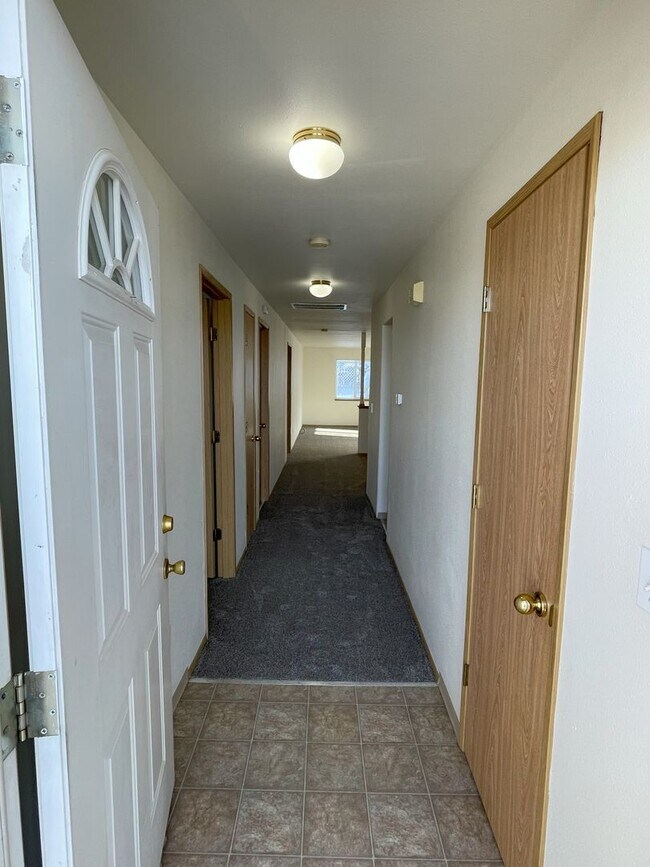 Building Photo - 5548 - 5550