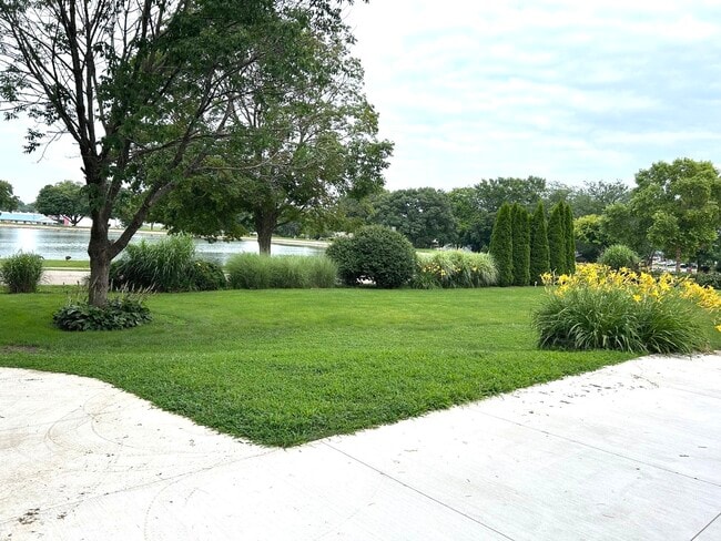 Building Photo - 1402 Lakeview Dr
