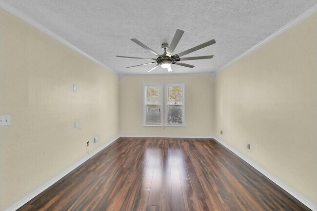 Building Photo - 462 NW Sherbrooke Ave